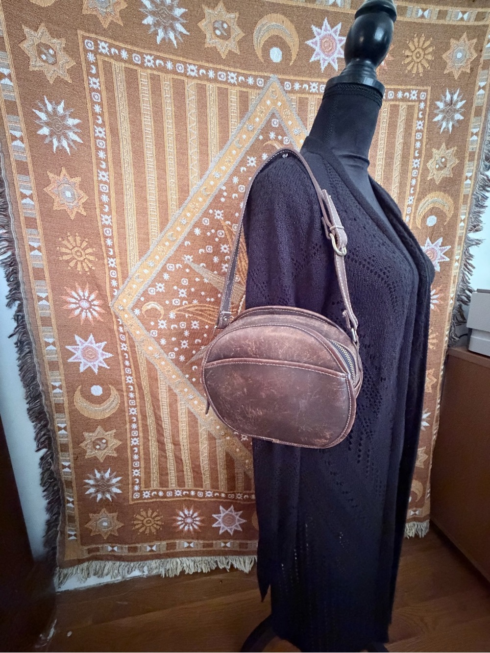 Classic Round Cantene Brown Leather Crossbody Bag - Picture 3 of 9